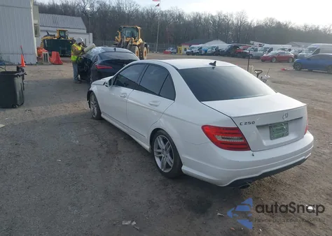 2013 Mercedes-Benz C 250 Sport z USA, uszkodzony, nr VIN WDDGF4HB8DA806328